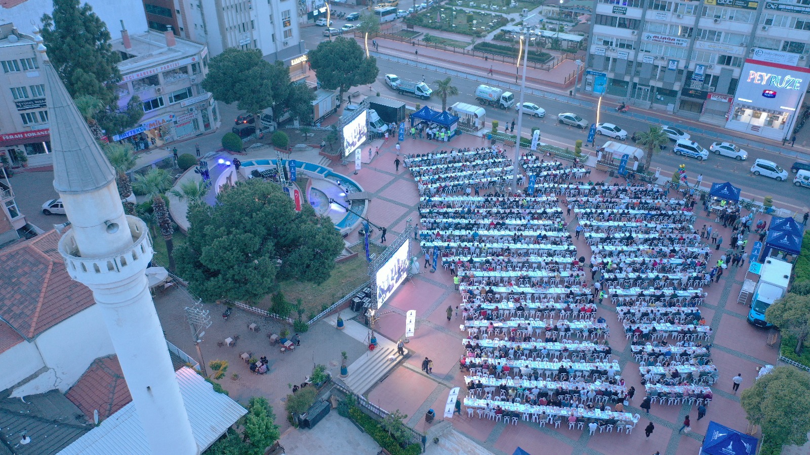 İzmir Büyükşehir Belediyesi’nin iftar sofrası Aliağa’da kuruldu