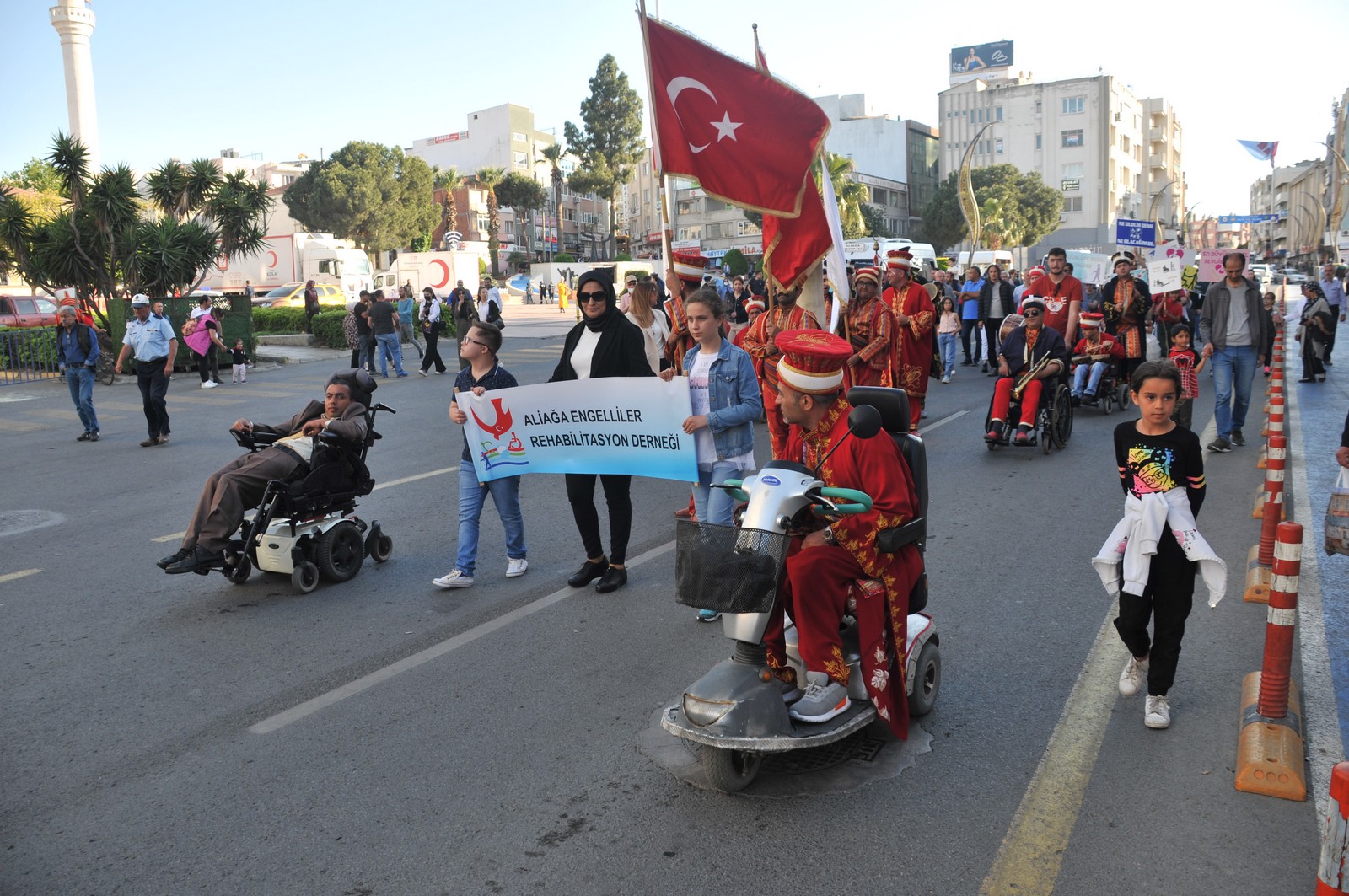 Aliağa'da farkındalık için yürüdüler