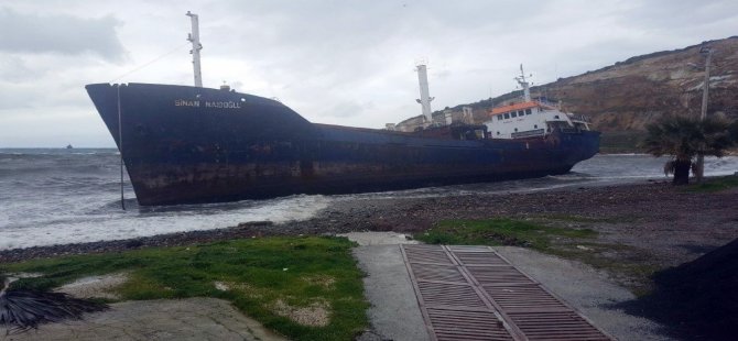 Aliağa'da Yük Gemisi Fırtına Nedeniyle Karaya Oturdu