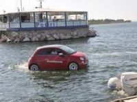 Yüzen Fiat 500'ler Levent Marina'da